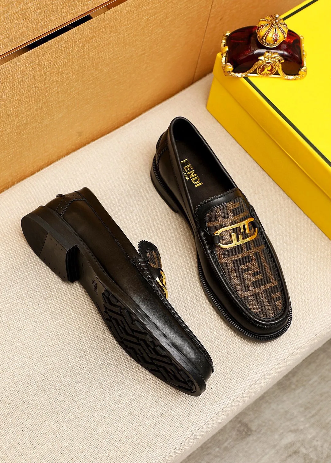 Men's shoes 💰460💰💐 Product trademark: FENDI [Fendi] casual leather shoes Regular size: 38-44 (45🉑️customized) Product materials: Selected imported first-layer cowhide upper + luxury hardware buckle, imported cowhide lining. Strong three-dimensional visual effect, rubber outsole Color: 2⃣️colors available